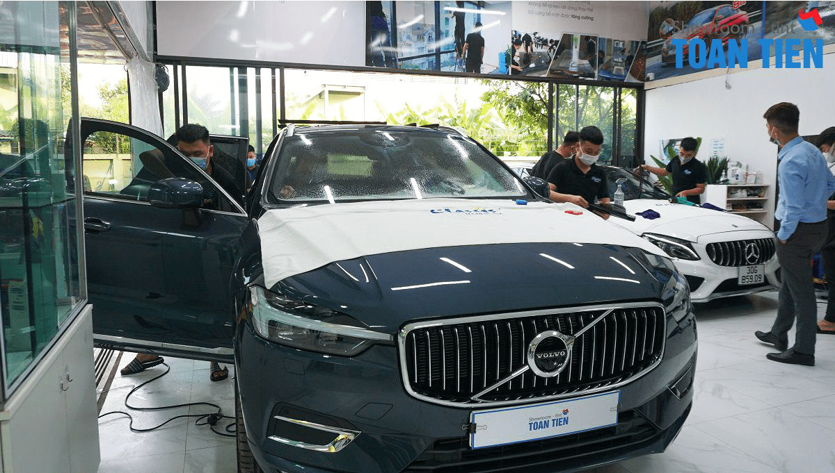 Hình ảnh xe dán phim tại showroom Toàn Tiến 