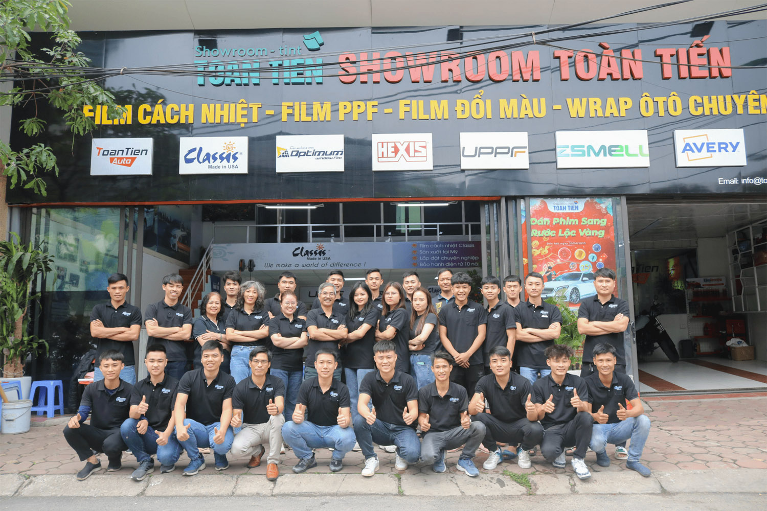 doi-ngu-nhan-vien-showroom-toan-tien