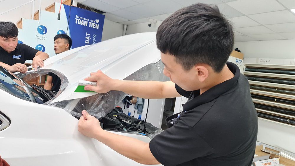 dan-film-ppf-bao-ve-son-oto-tai-showroom-toan-tien (2)