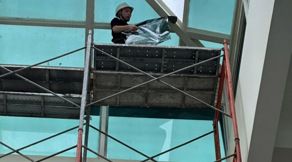 Dán phim cách nhiệt mái kính tòa nhà tại Bình Tân