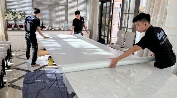 Dán phim PPF bảo vệ nội thất bàn tủ bếp cho biệt thự ở Thủ Dầu Một