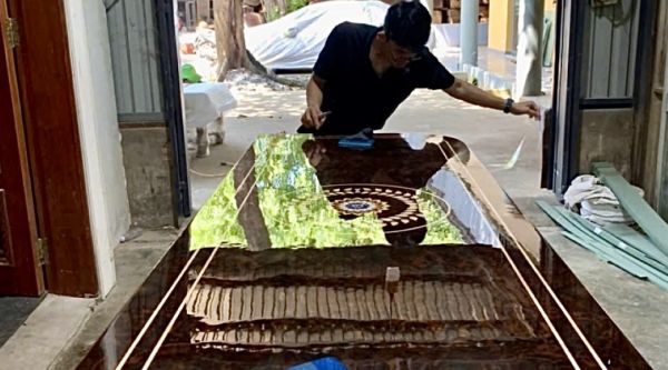 Dán phim PPF bảo vệ nội thất mặt bàn gỗ thiên nhiên cao cấp tại Nội Thất Bình Dương