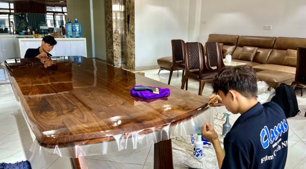 Dán phim PPF bảo vệ nội thất mặt bàn ghế gỗ phòng họp tại Khu đô thị Vạn Phúc