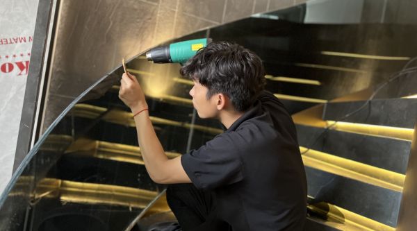 Dán phim cách nhiệt kính cầu thang nhà phố